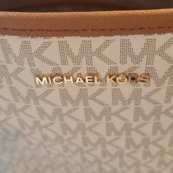 Sold BIG NWT MICHEAL Micheal KORS OF STOCK NWT TRAVEL SIGNATURE JET SET TRAVEL - Picture 5 of 16